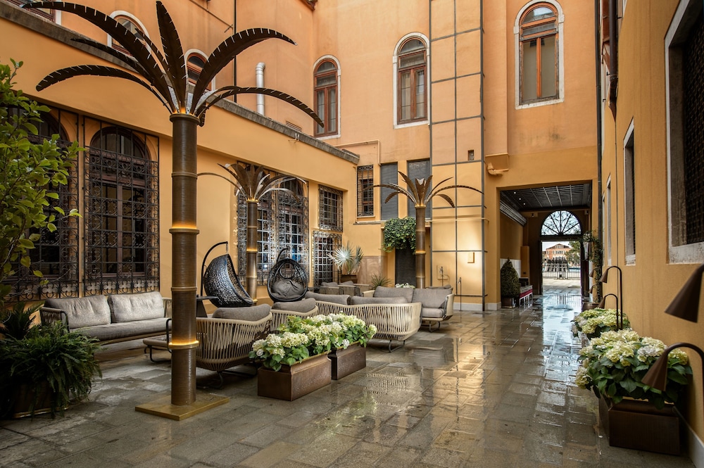 PALAZZO VENEZIANO 49/75