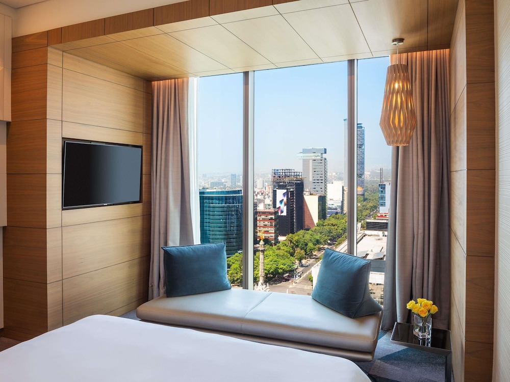 Superior, King Bed, Arch View
