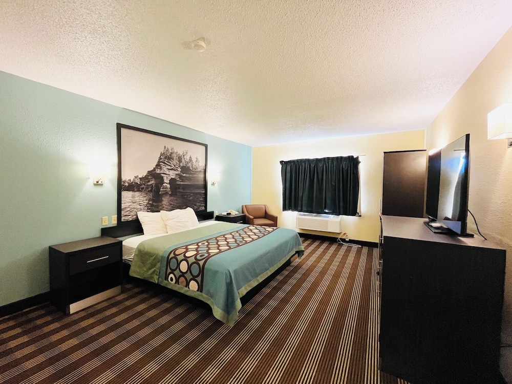 2 Bedrooms, Efficiency, Suite, King and Queen Bed