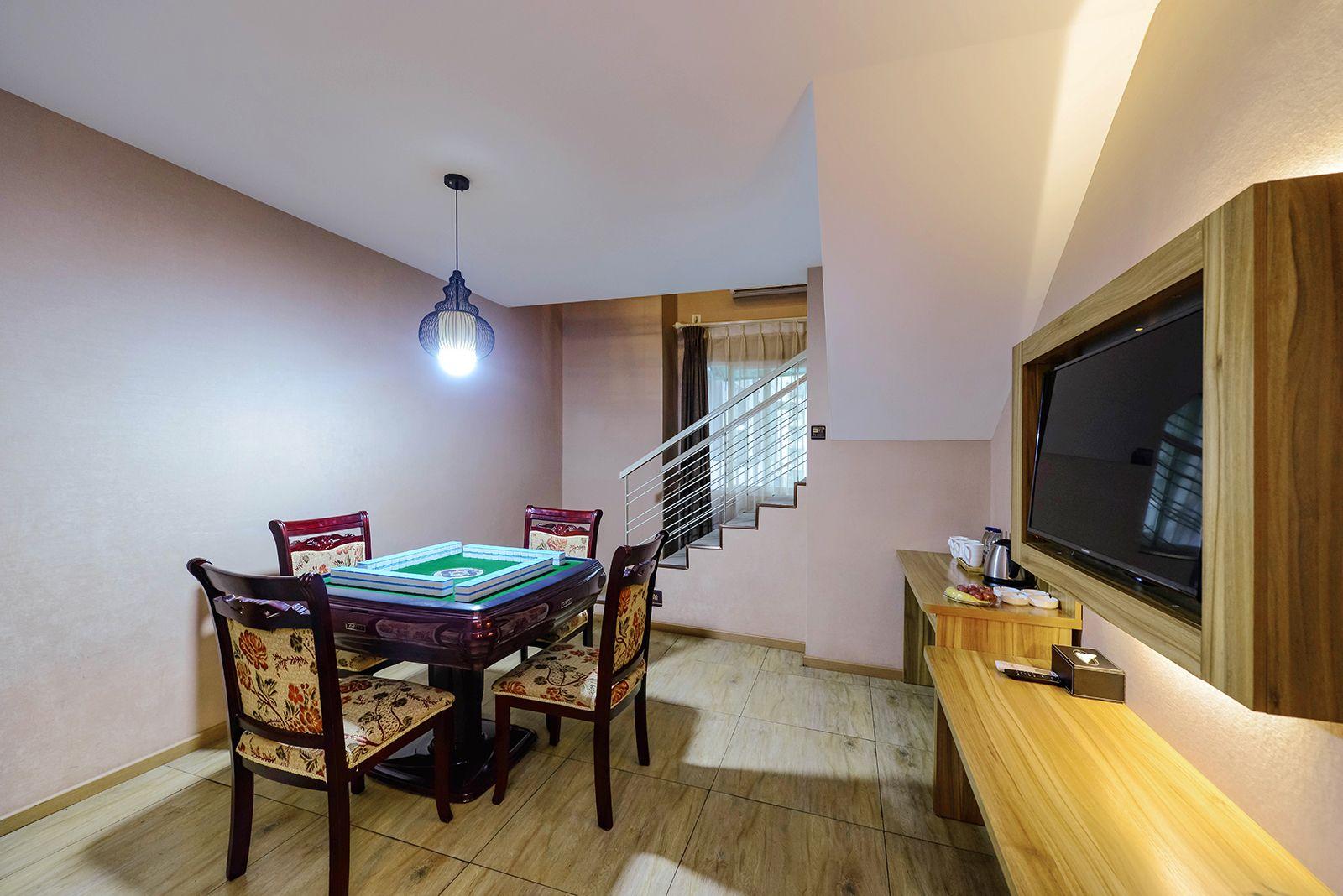 Seaman Hotel (Chongqing Jiazhou Hongqi Hegou Light Rail Station) 36/42
