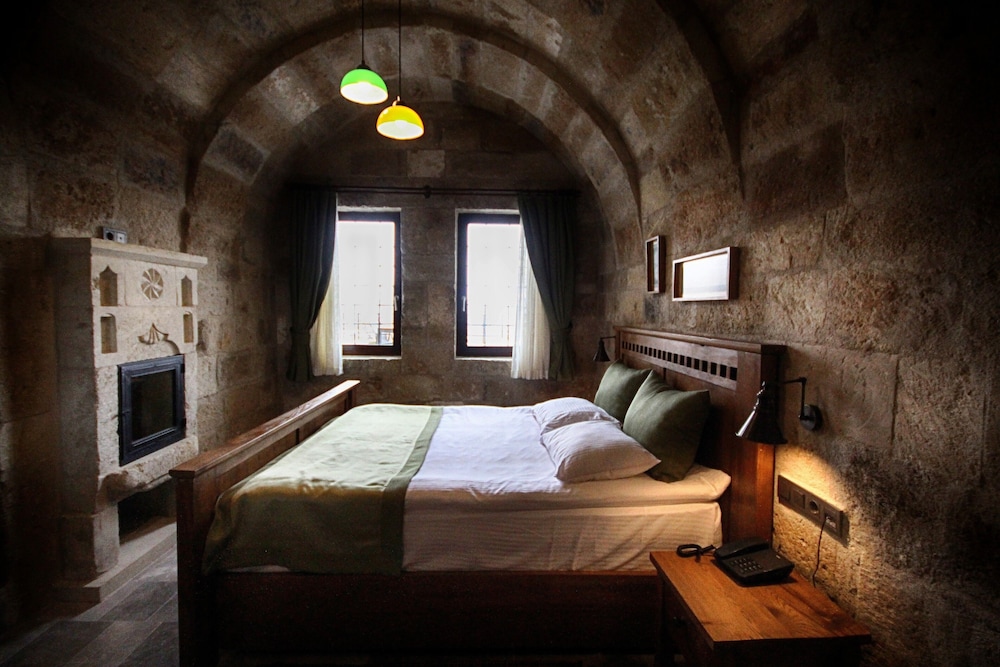 1811 Cave Hotel 27/50