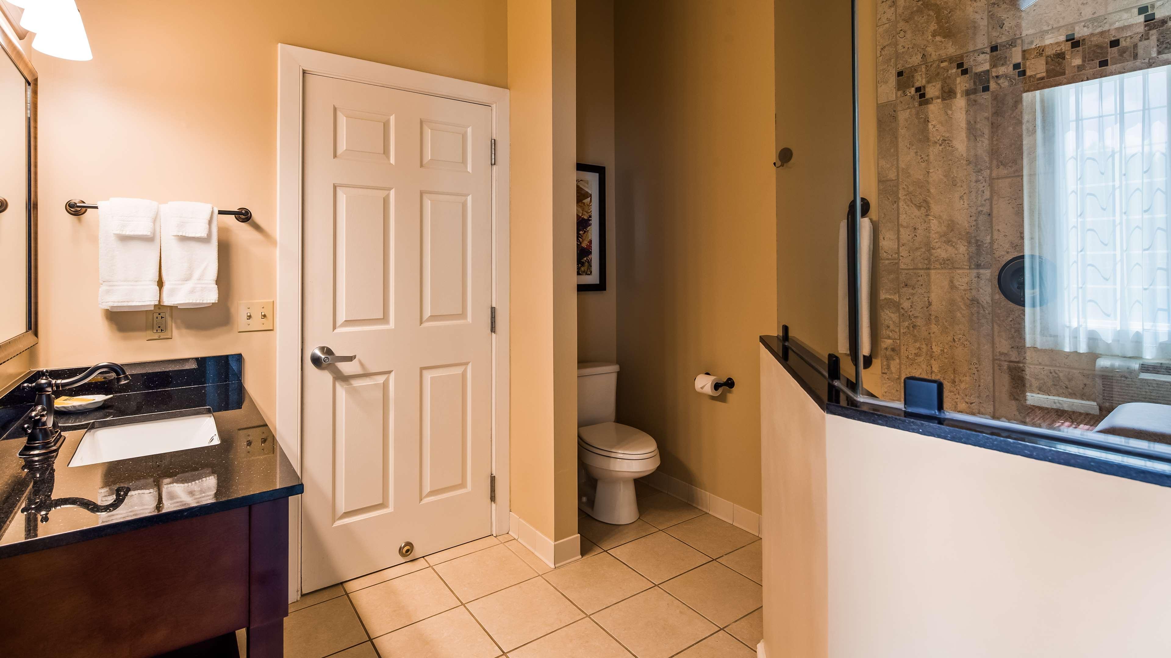 1 Bedroom, Apartment, Double Bed, Sofa, Jetted Tub, Kitchen, Best Western Plus Dutch Haus Inn And Suites 4/4