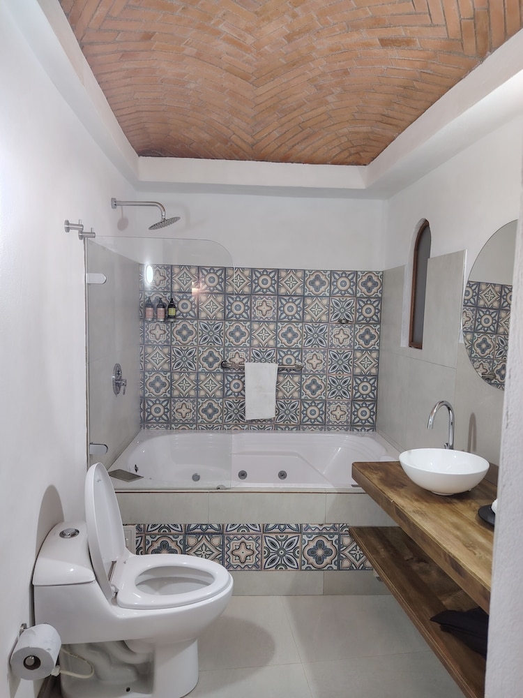 La Alhambra Hotel 48/50