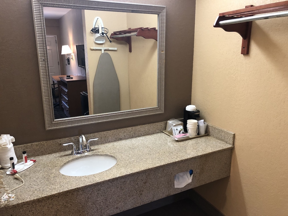 Days Inn By Wyndham Columbus 50/54