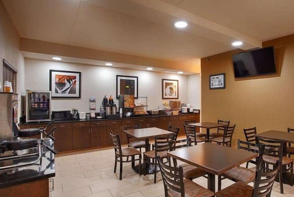 Days Inn by Wyndham Indiana PA Near IUP 14/17