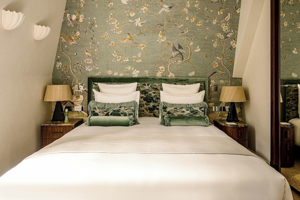 Pavilion, King Bed, Sofa، Saint James 2/2