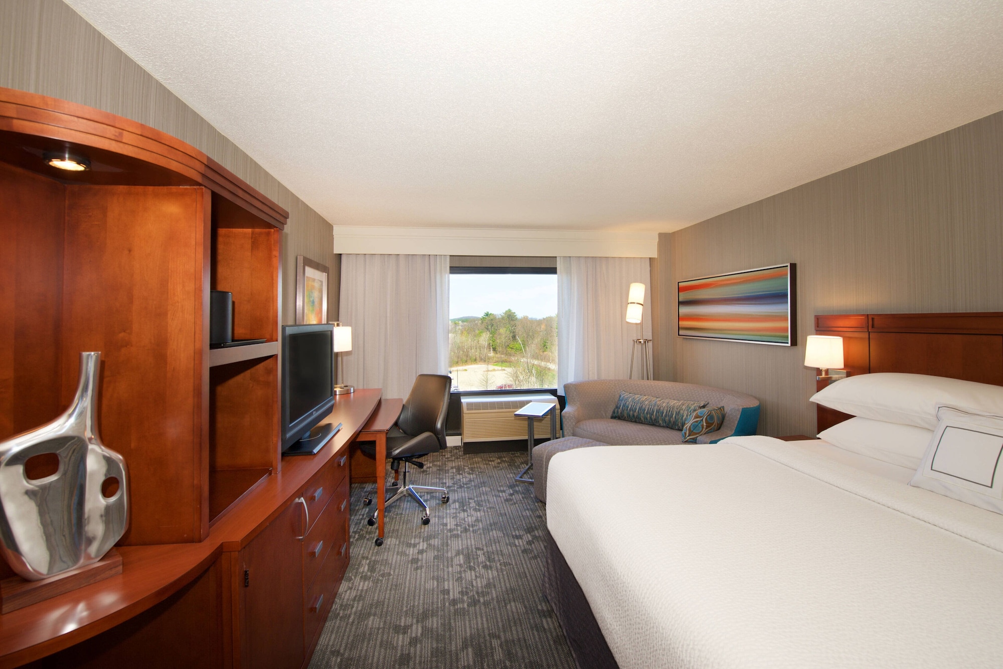 غرفة بسرير كينج مع أريكة، Courtyard by Marriott Boston Billerica Bedford 2/5