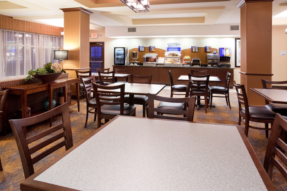 Holiday Inn Express Hotel & Suites Lamar 64/78