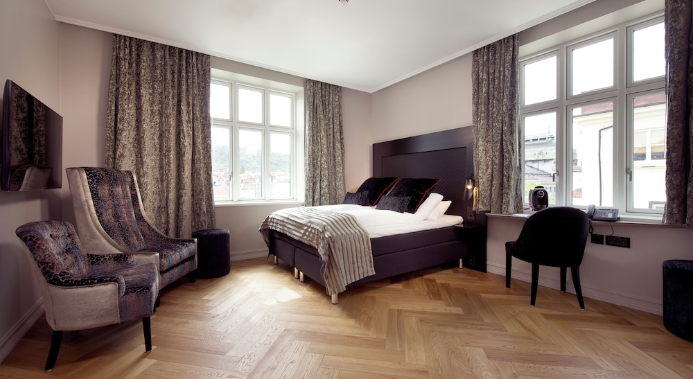 DELUXE, QUEEN BED