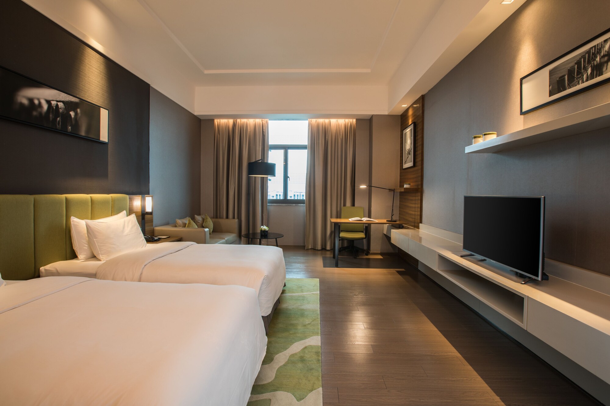 Executive, Queen Bed