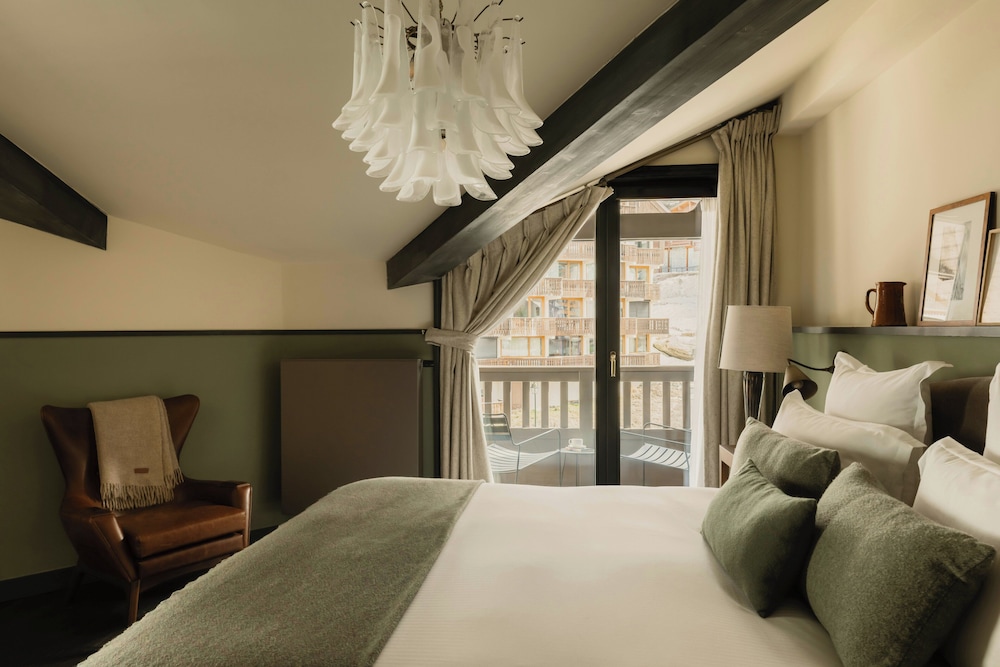 Privilege, King Bed, Village View