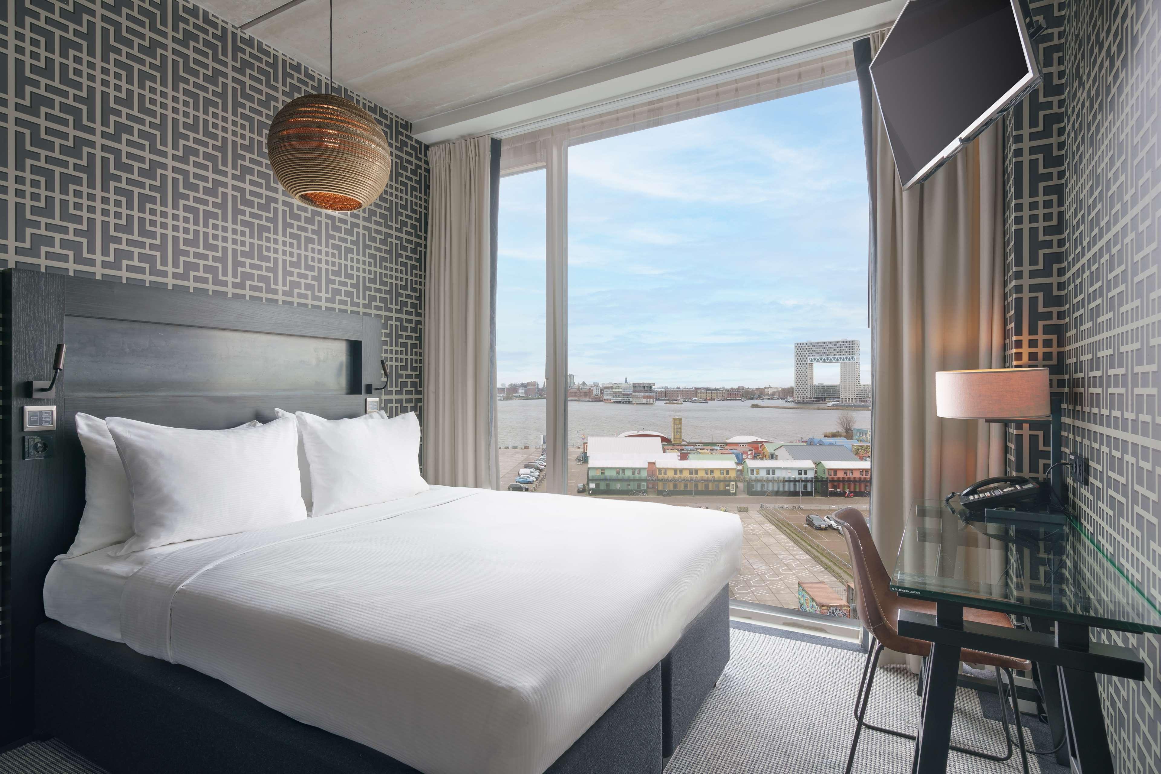 GUEST ROOM, QUEEN BED, WATER VIEW