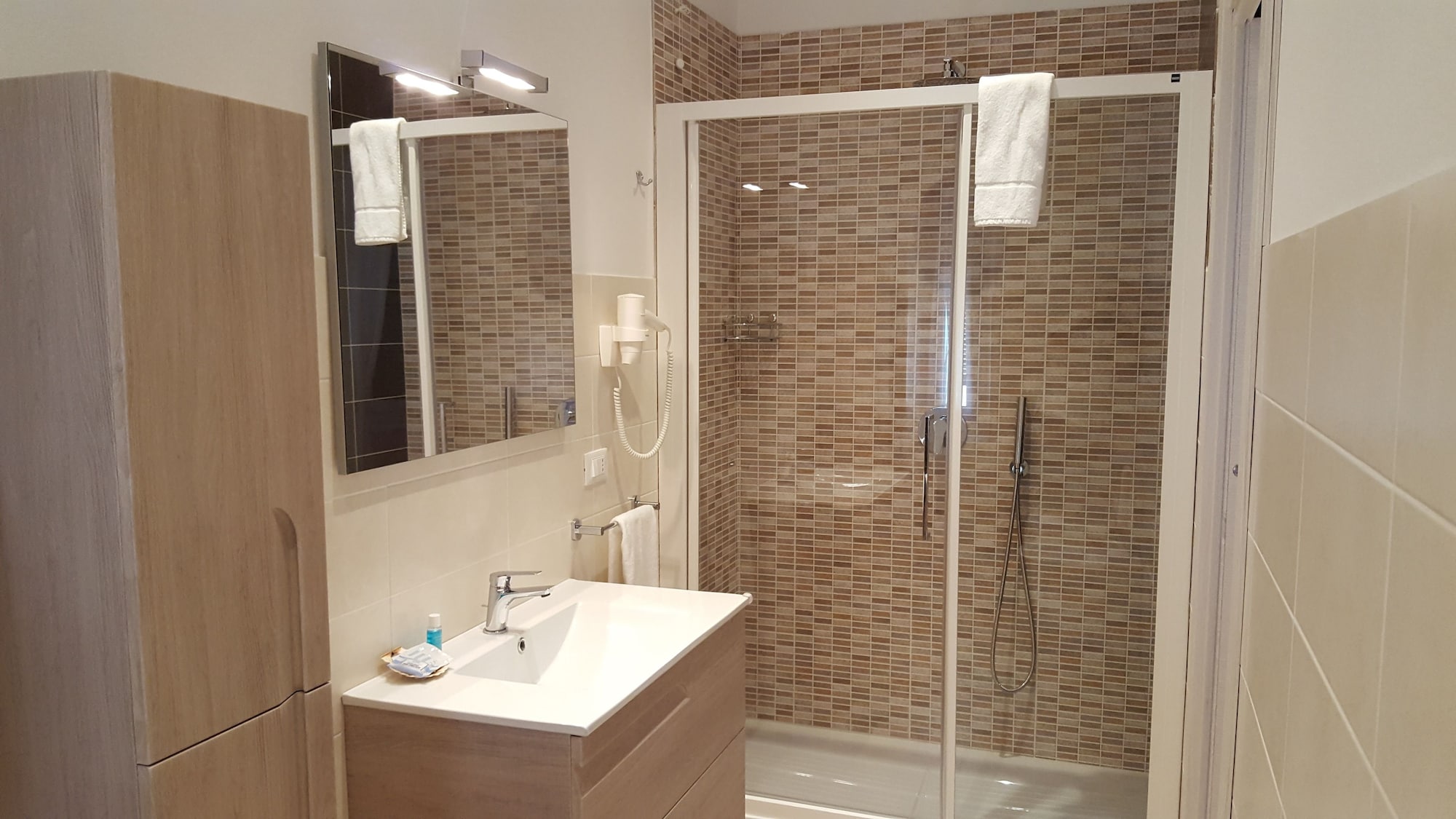 ROOM, DOUBLE BED, SMALL