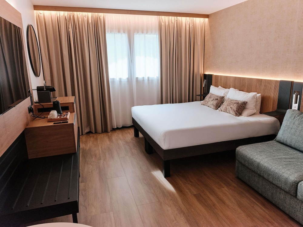 EXECUTIVE, KING BED, SOFA