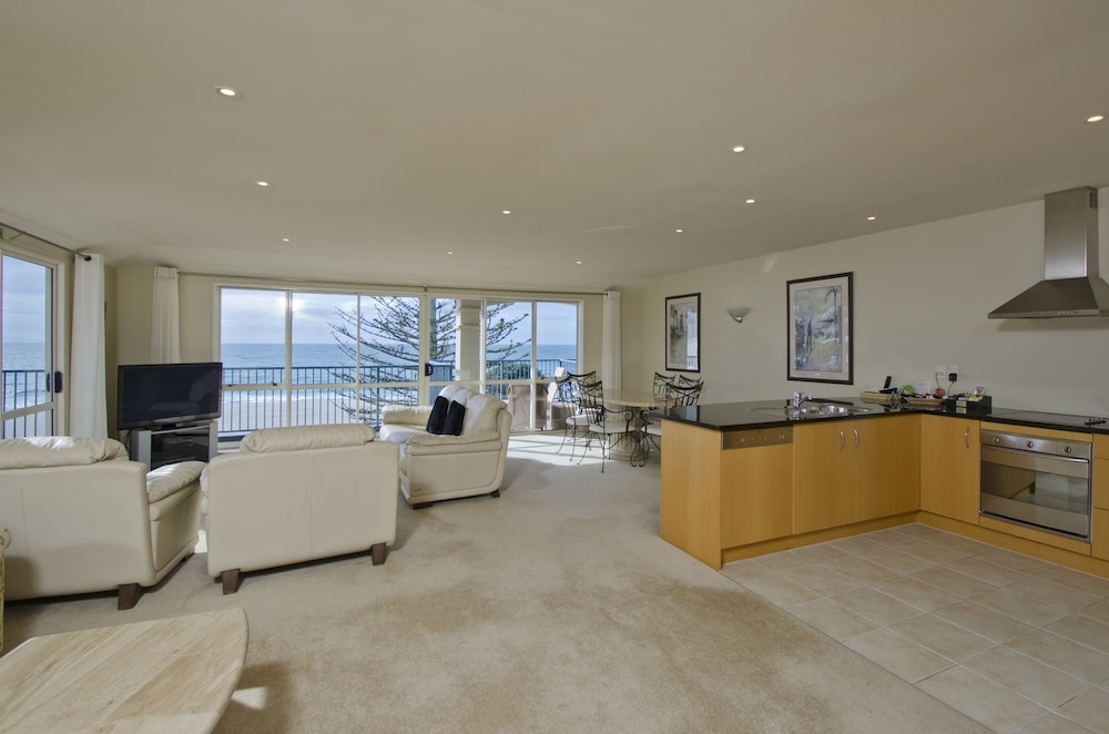 The Pavilions Beachfront Apartments 8/76