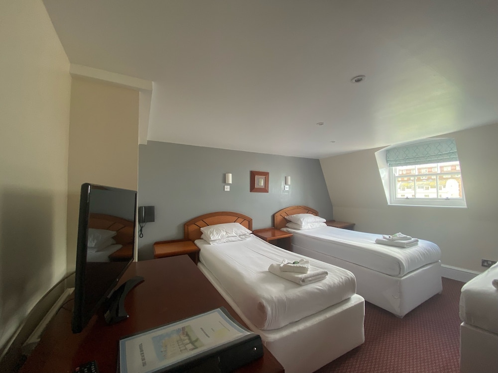 The Beach Hotel 8/48