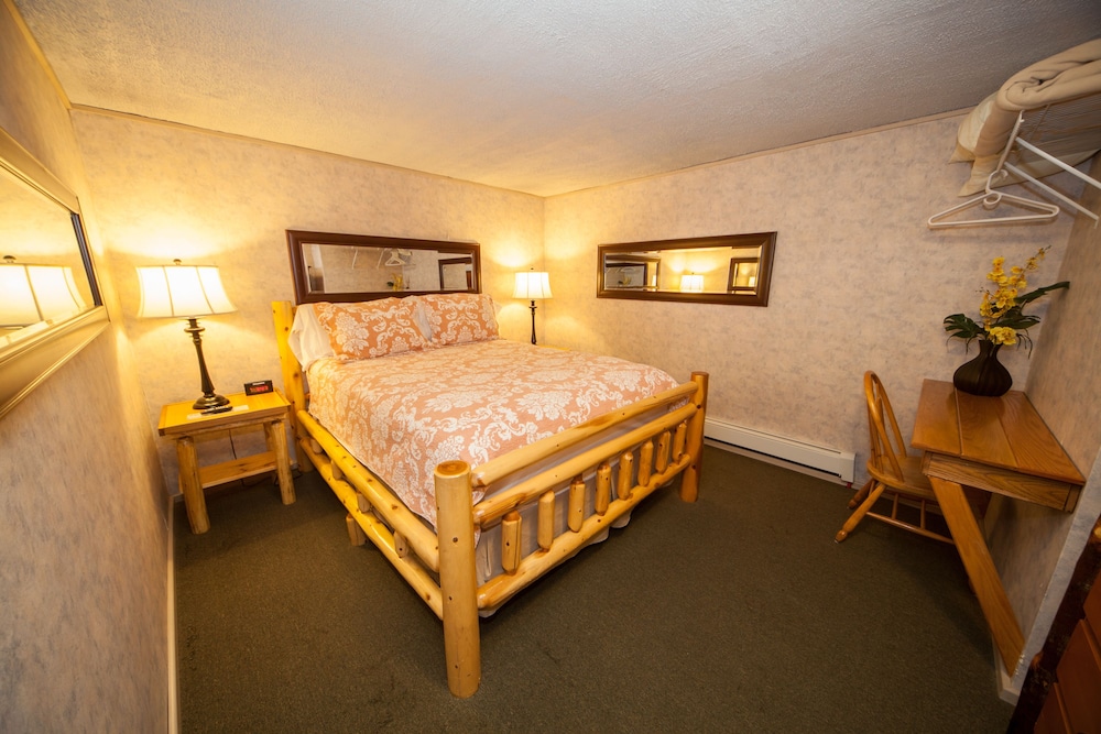 Suite, 1 Queen and 1 Bunk Bed