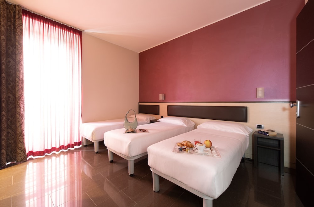 Hotel Five 12/51