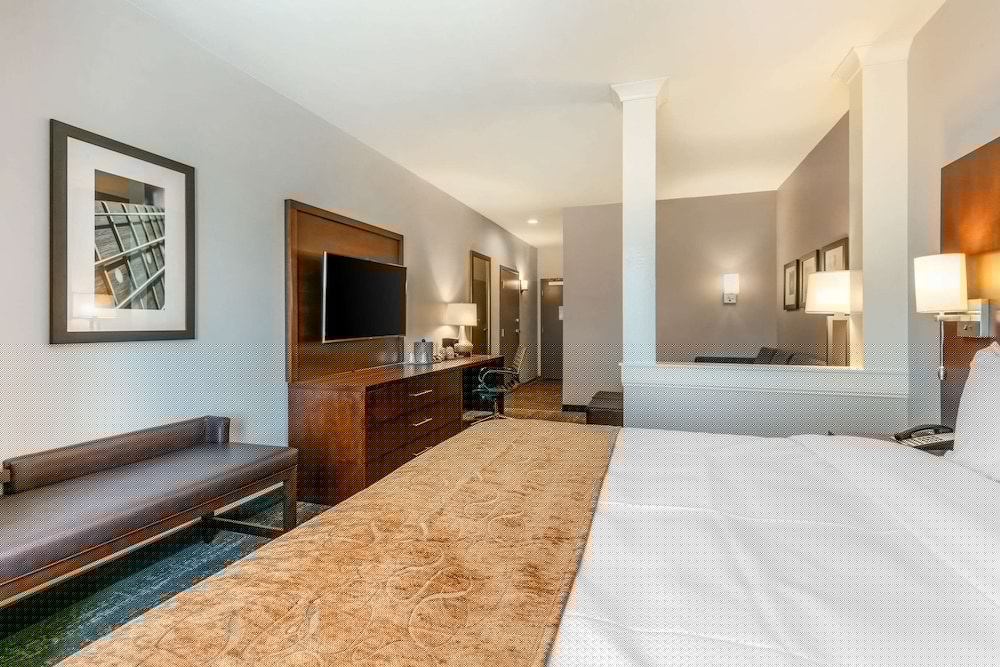 Comfort Suites North Tupelo, MS 9/36