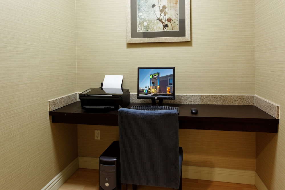 Holiday Inn Express Benicia 55/56