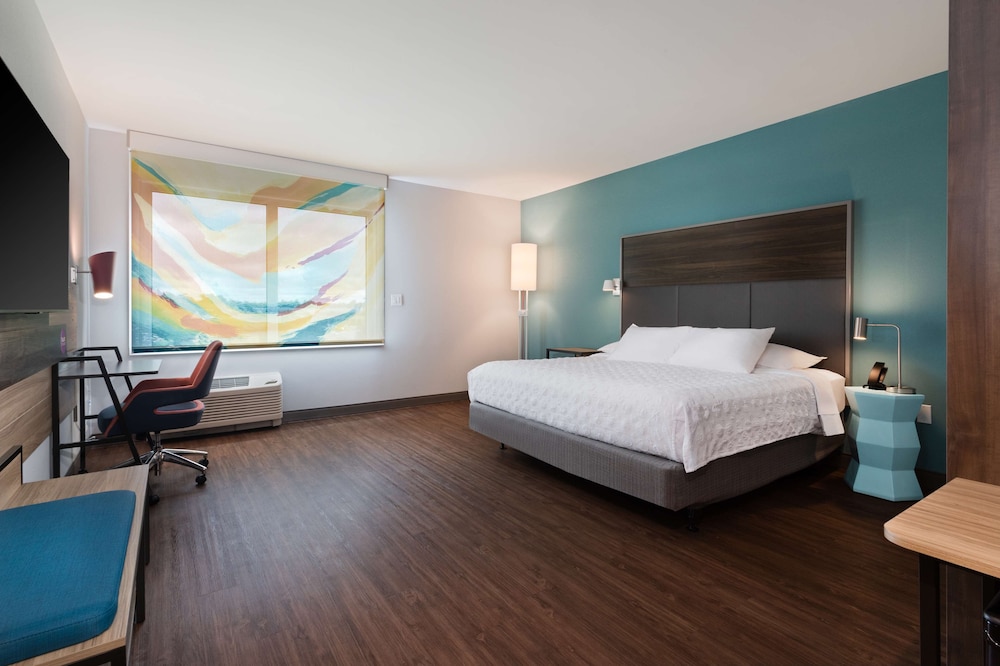 Tru By Hilton Bradenton I-75, FL 14/47