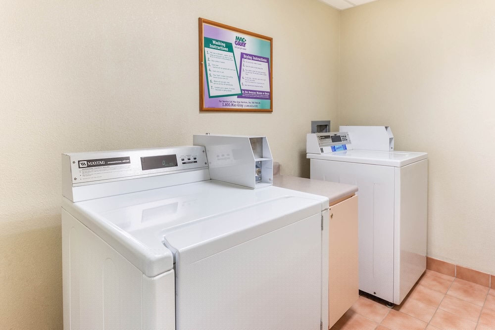La Quinta Inn & Suites By Wyndham Chicago Gurnee 1/51