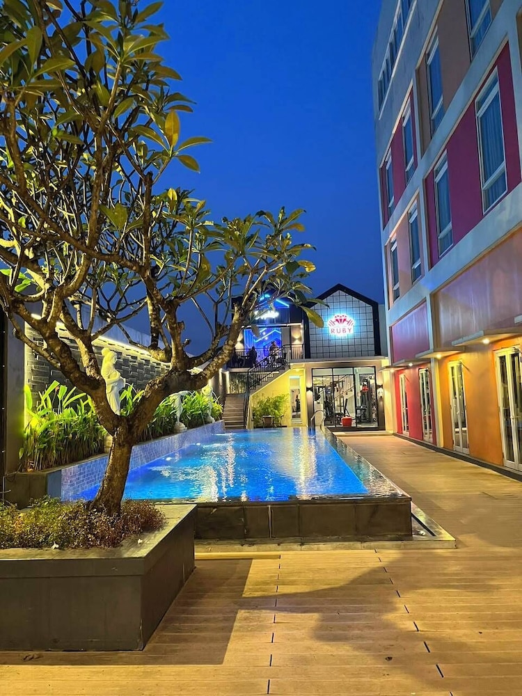 Front One Hotel Purwodadi 68/72