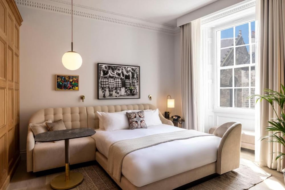 GRAND, KING BED