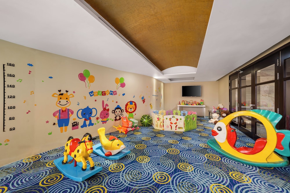 Holiday Beach Hotel Danang 41/47