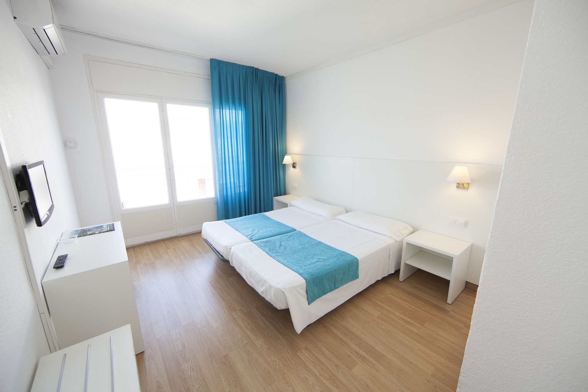 ROOM, SINGLE