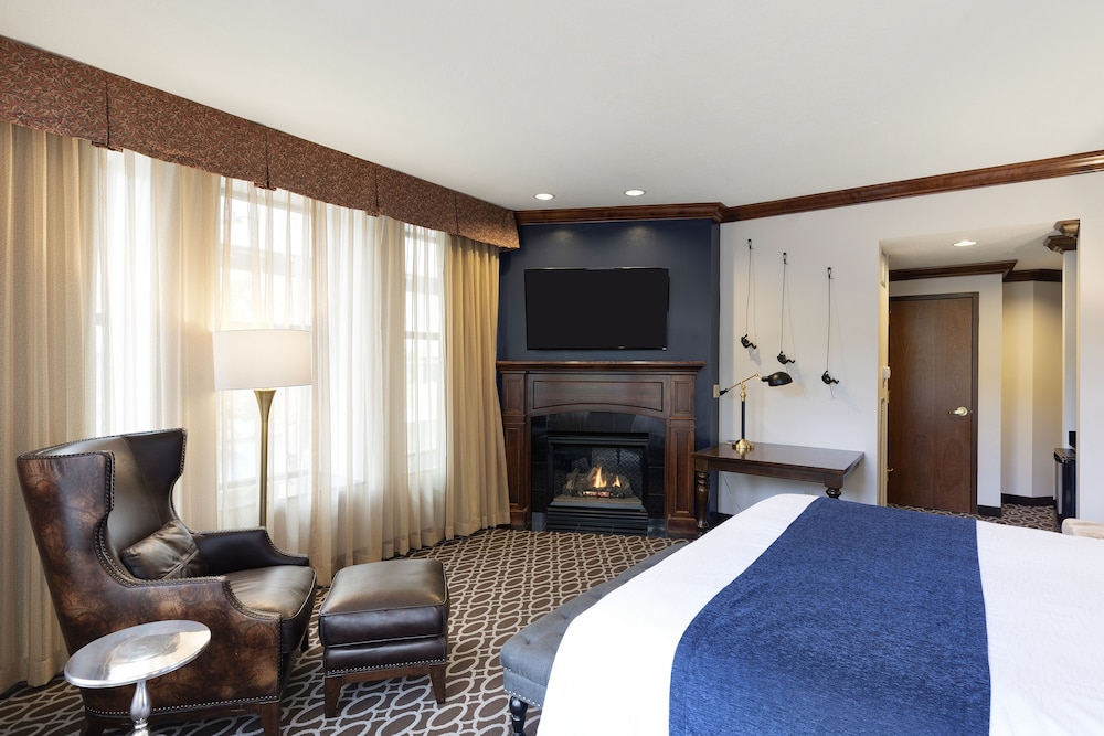 SUITE, KING BED, CORNER