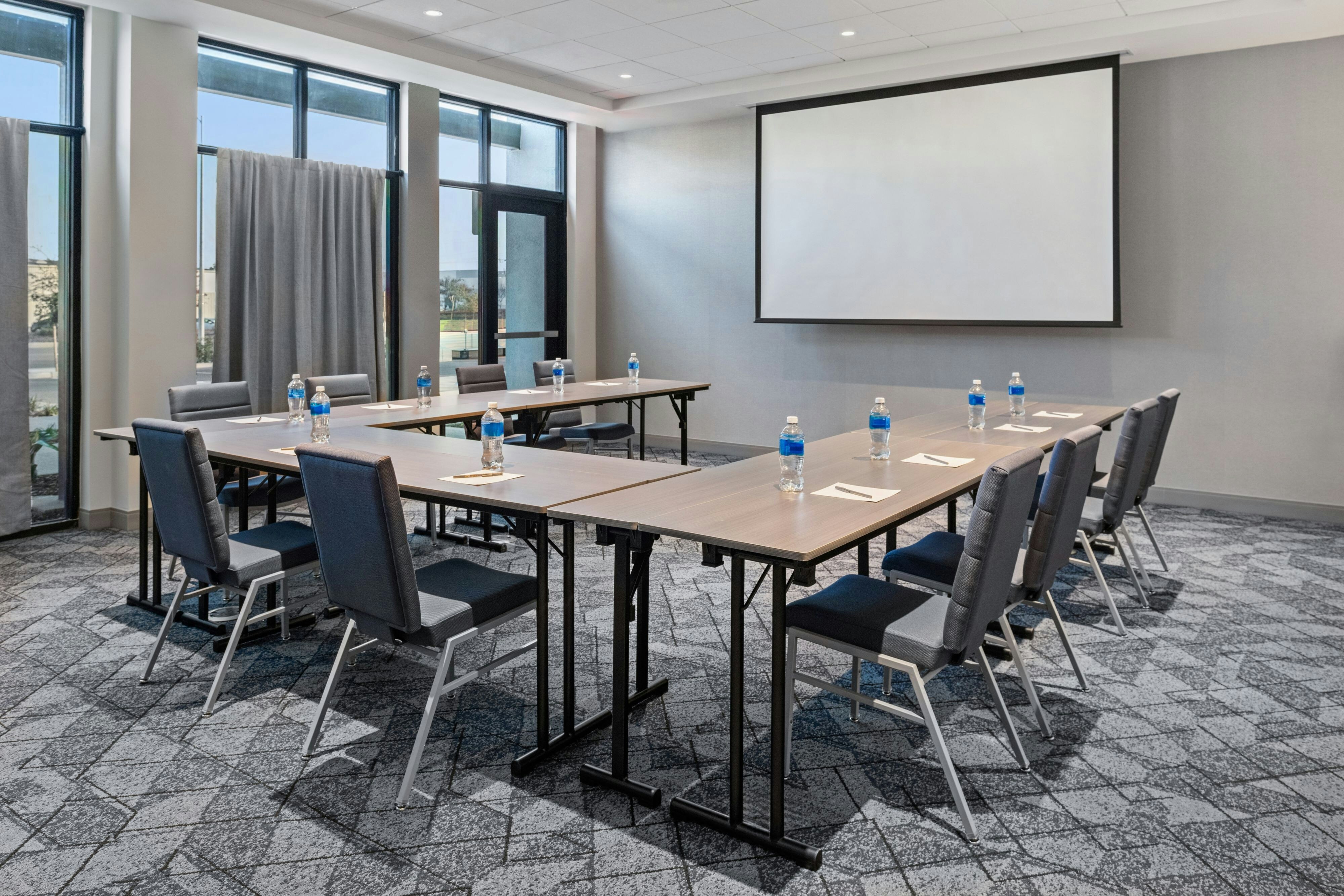 Courtyard By Marriott Woodland 14/19