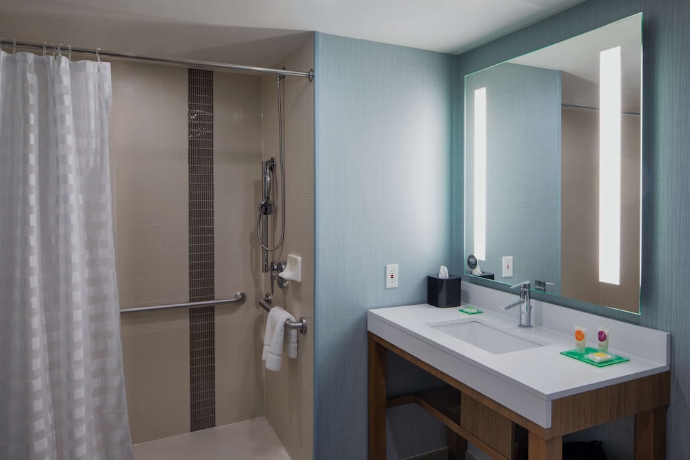 1 BEDROOM, SUITE, KING BED, ACCESSIBLE