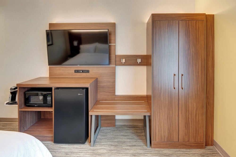 Holiday Inn Express & Suites West Long Branch - Eatontown 63/74