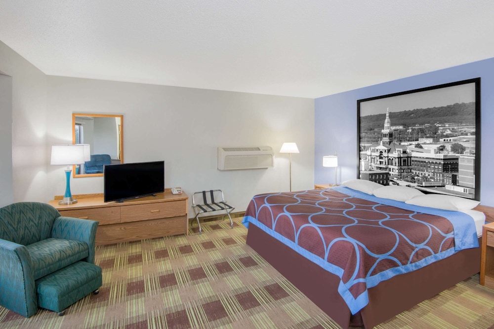 Super 8 by Wyndham Toledo 7/20