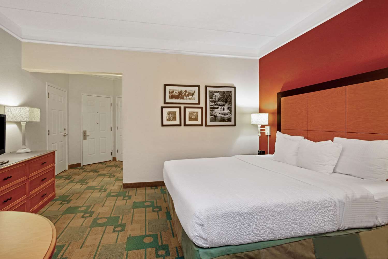 La Quinta Inn Suites Winston Salem 17/64