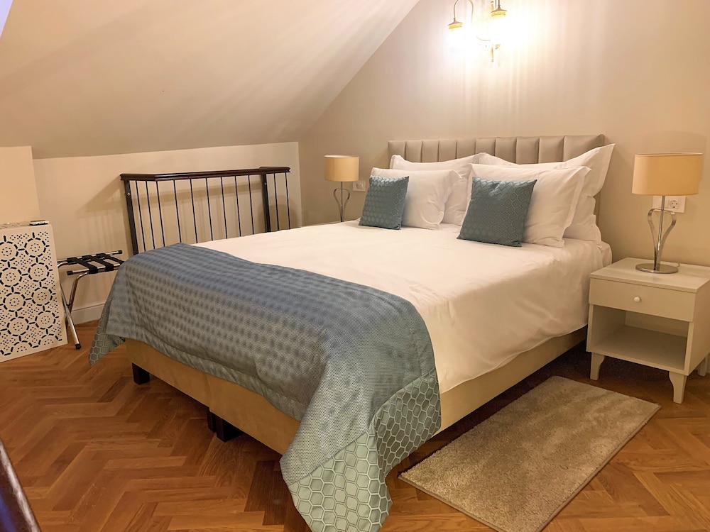 Gallery, Queen Bed