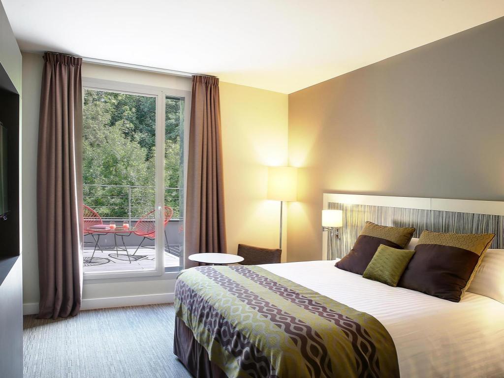 Classic, King Bed, Forest View