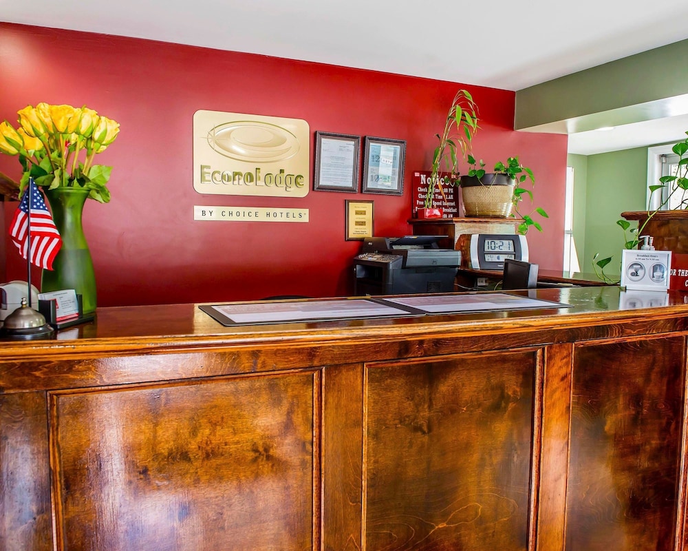 Econo Lodge Jefferson Hills Hwy 51 8/33