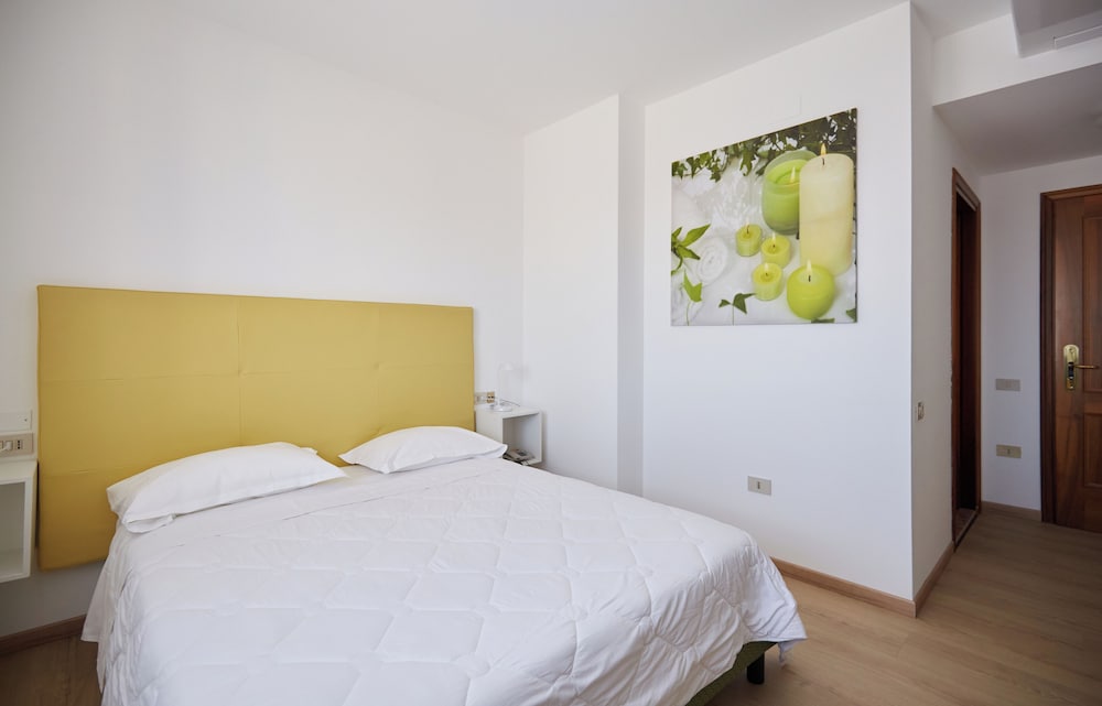 Standard, Queen Bed