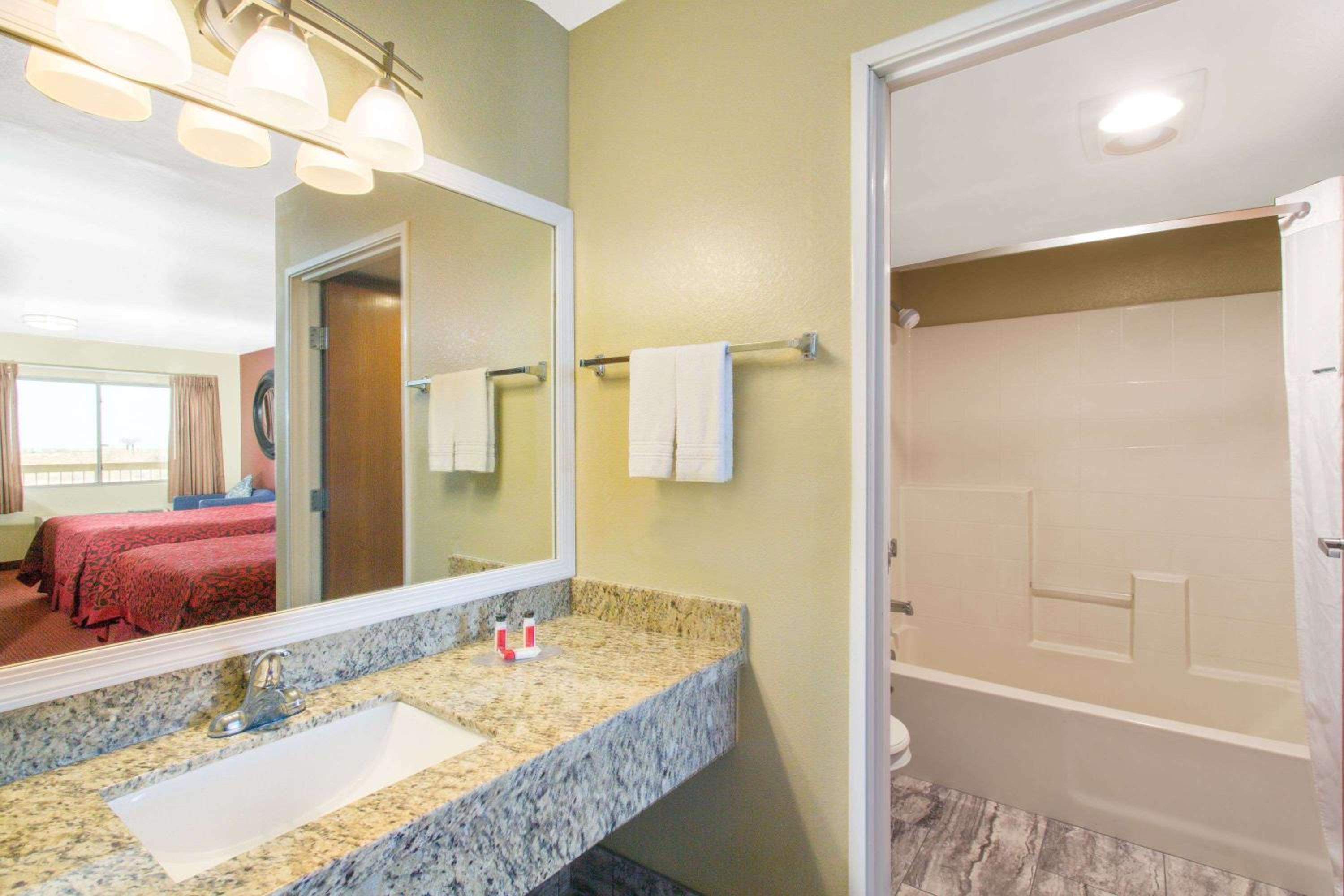 غرفة بسرير كينج للمدخنين، Days Inn by Wyndham Buckeye 5/6