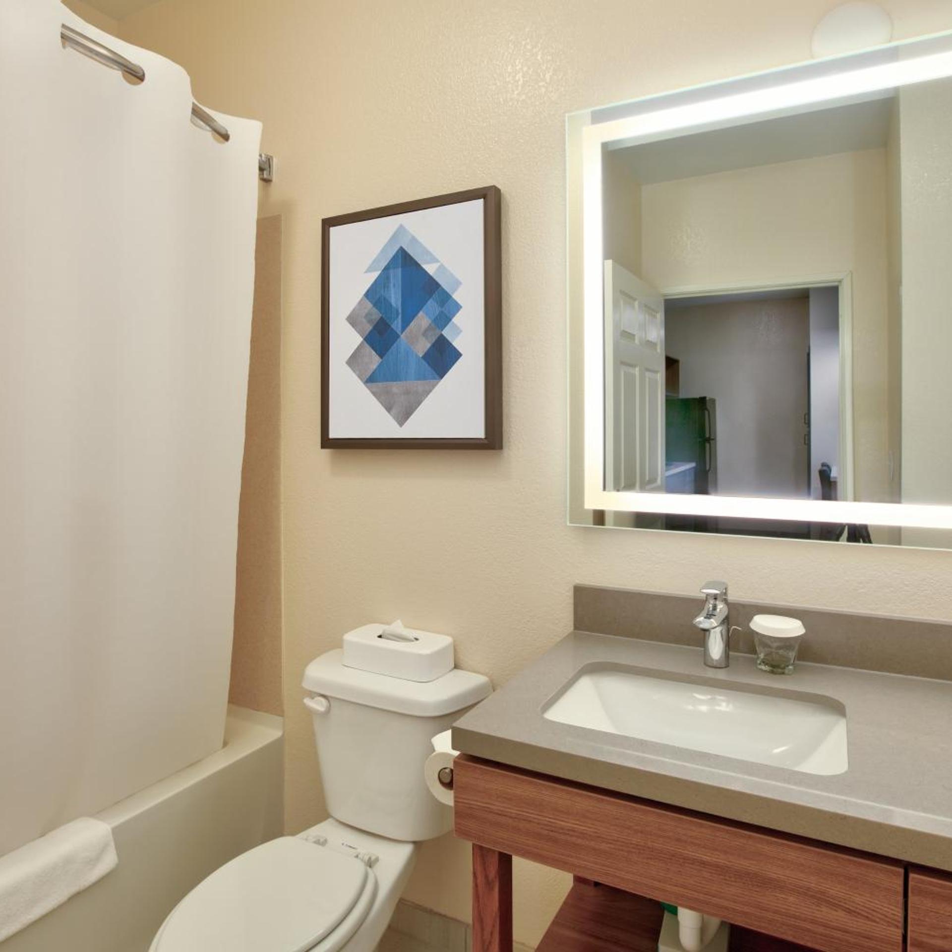 جناح بسرير كوين بشرفة، Candlewood Suites Idaho Falls 5/5
