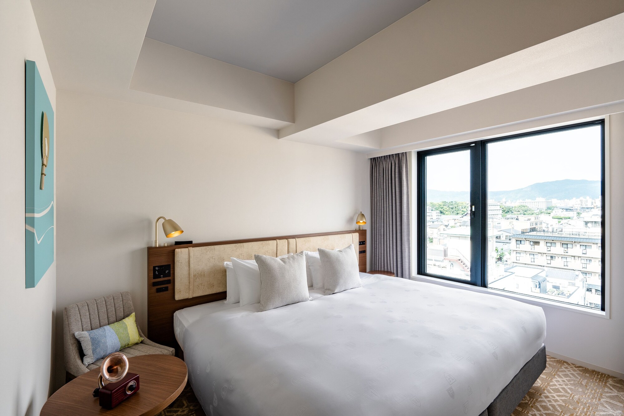 MODERATE, KING BED