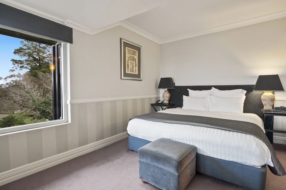 Suite, King Bed, with View, Corner