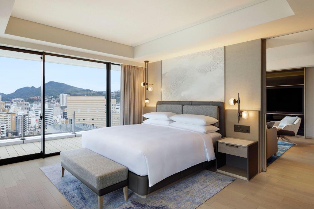 1 Bedroom, Executive, Suite, King Bed, City View, Club Lounge Access, Corner