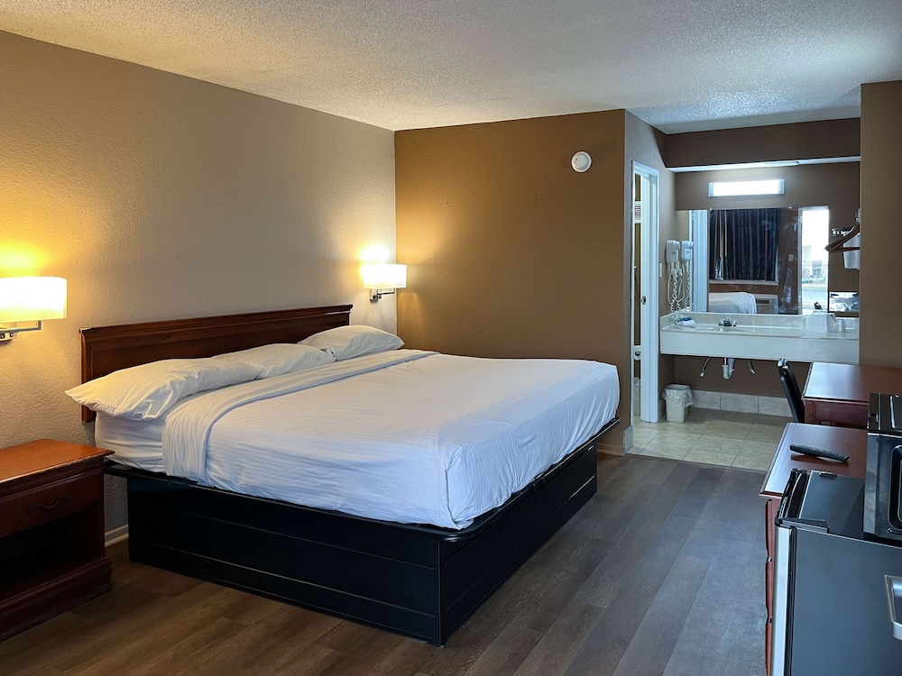 STUDIO, QUEEN BED, KITCHENETTE