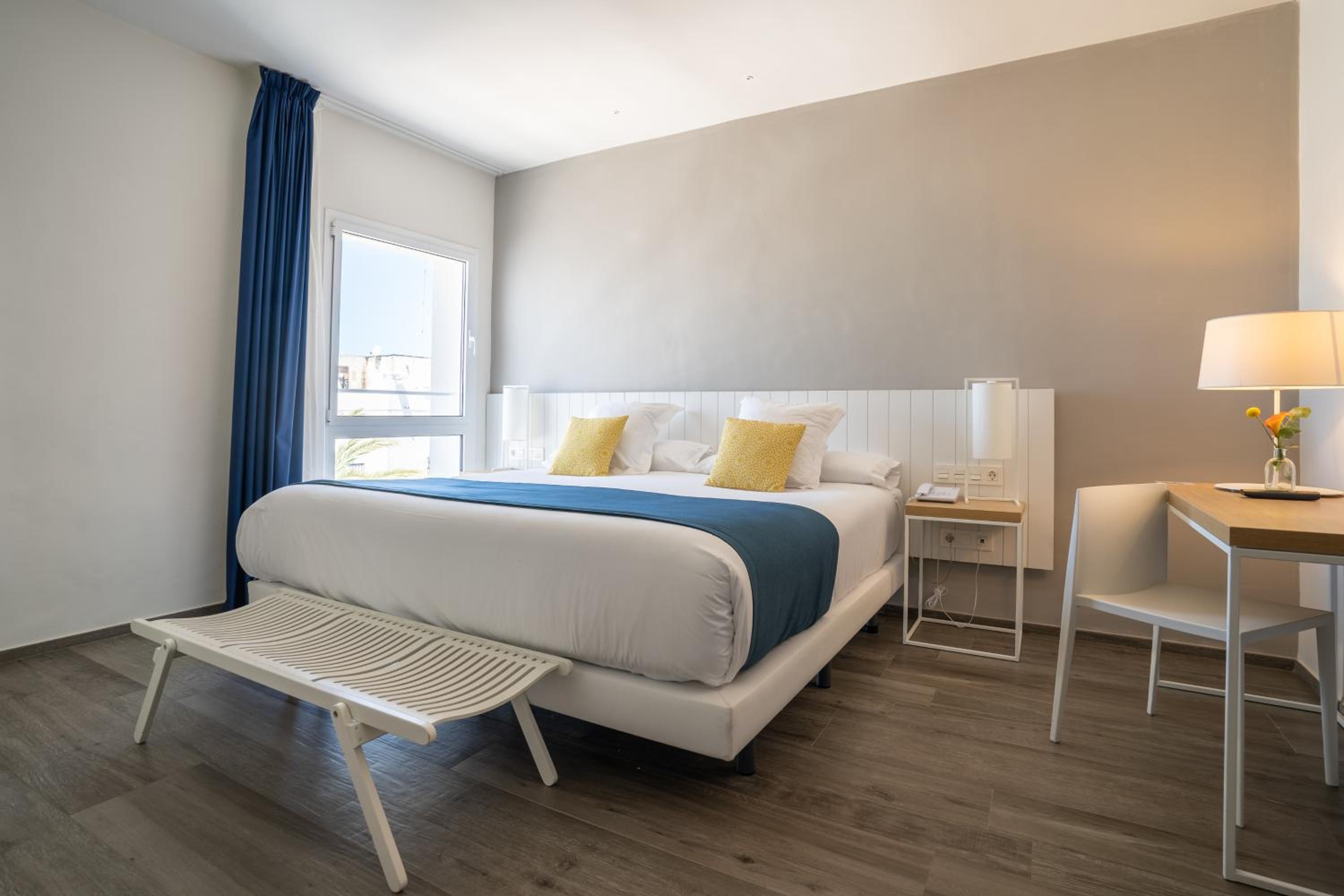 Room, Twin Beds, Lateral Side Sea View