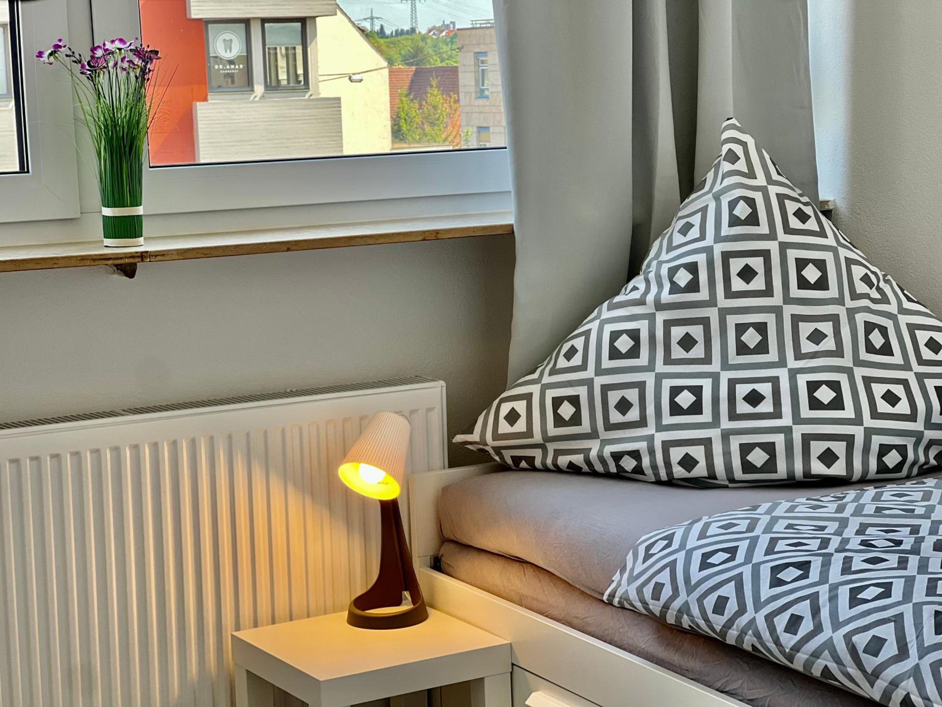 Nujen - Hotel und Apartment Stuttgart Zuffenhausen 8/25