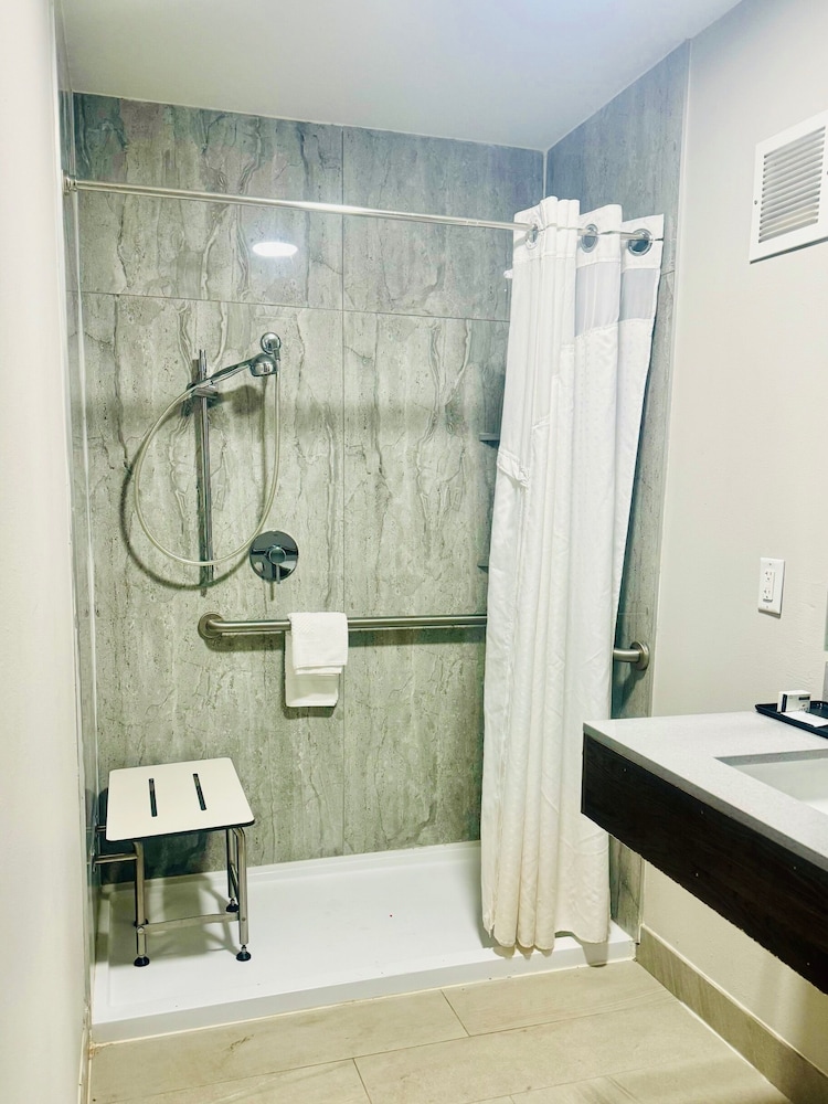 Silver Beach Hotel 48/50