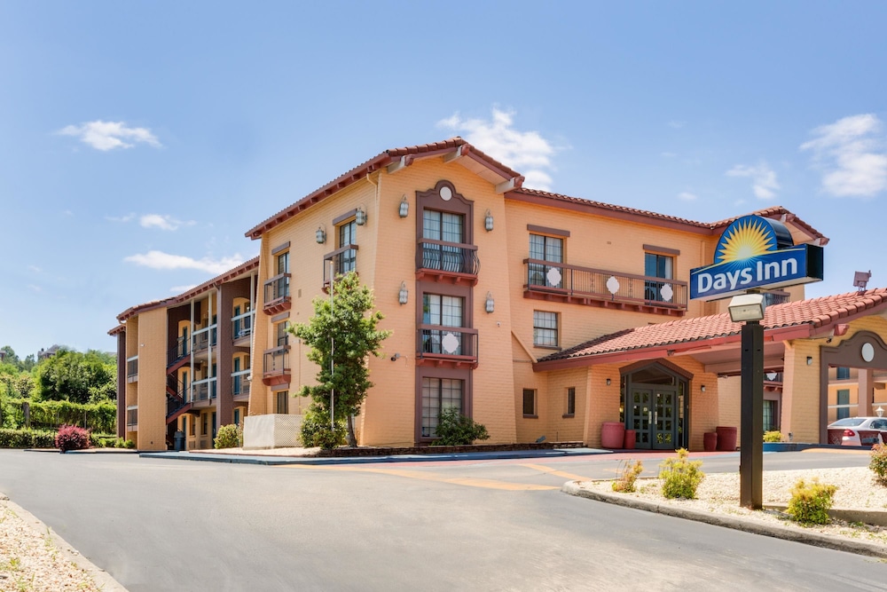 Days Inn By Wyndham Birmingham/West 5/32